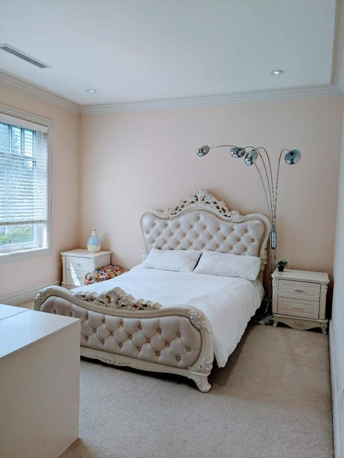 Vancouver Luxury Hotel Экстерьер фото